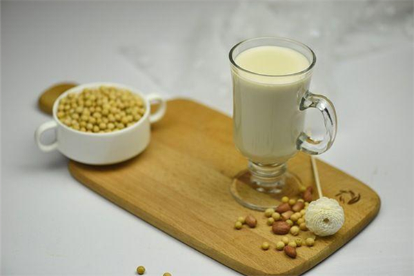 牛奶和奶粉哪个好,纯牛奶和奶粉哪个有营养哪个更好