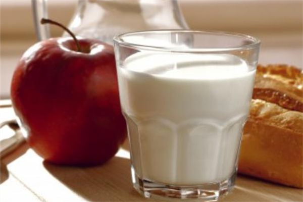 牛奶晚上喝好还是早上喝好,牛奶睡前喝好还是早上喝好