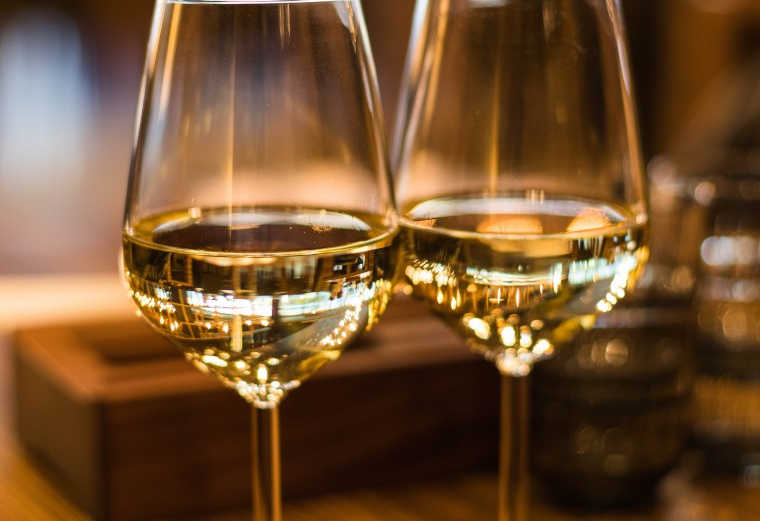 白葡萄酒配什么食物最佳,白葡萄酒配什么食物 白葡萄酒配什么食物最佳,白葡萄酒配什么食物