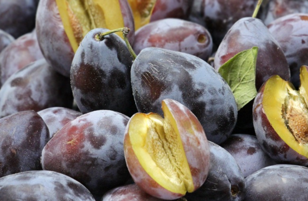 一天吃几个西梅干治便秘,什么时候吃西梅干治便秘