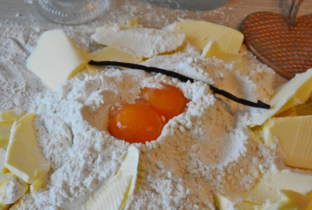 面粉过期是什么样的,如何判断面粉变质 面粉过期是什么样的,如何判断面粉变质