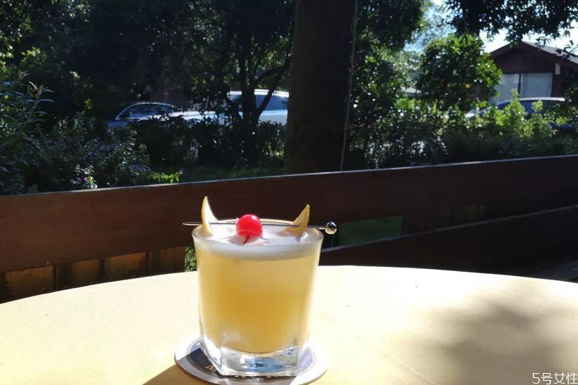 威士忌酸怎么摇泡沫,威士忌摇晃后会有泡泡吗