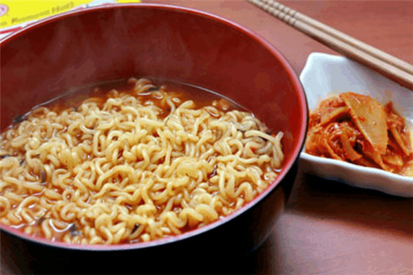 怎么样吃方便面对身体危害比较小(吃方便面对身体的危害)