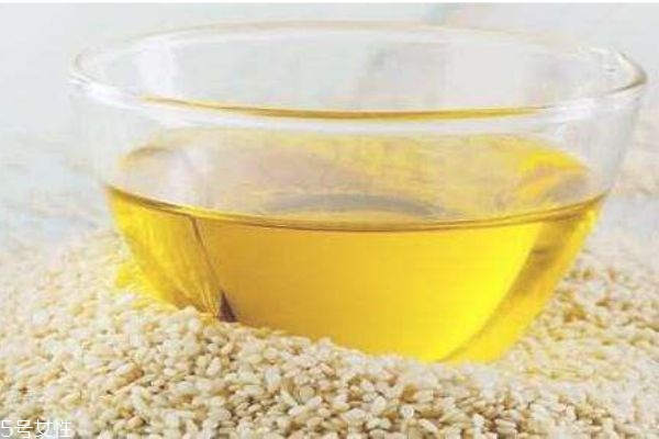 芝麻油的成分有什么呢(芝麻油含什么成分)