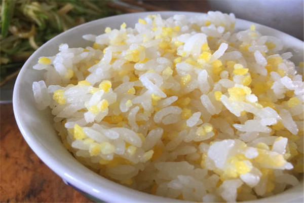 米饭没熟怎么办(怎么炒米饭好吃)