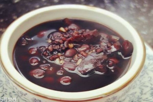 什么人群适合喝黑米粥呢(哪些人不宜吃黑米粥)