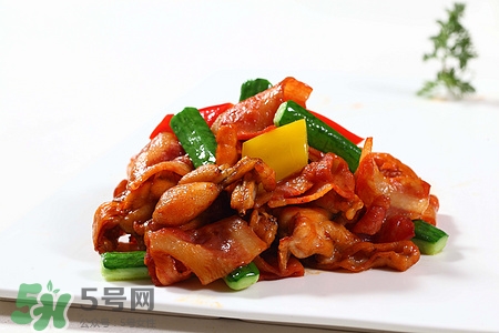 牛蛙带皮吃有什么好处,牛蛙能带皮吃吗