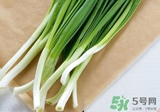 姜葱白大蒜煮汤喝的功效,葱白汤的做法大全 姜葱白大蒜煮汤喝的功效,葱白汤的做法大全