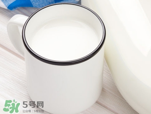 全脂牛奶和脱脂牛奶哪个好喝,全脂牛奶和脱脂牛奶哪个好