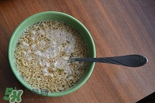 早上吃泡面的危害,早上吃泡面的危害有多大