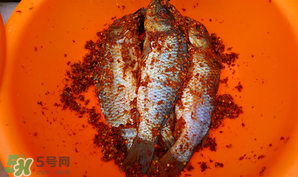 腌鱼前洗了怎么办,腌鱼要先把鱼清洗一下吗?