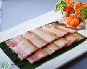 腌肉有点发绿能不能吃了,腌肉长白毛了还能吃吗