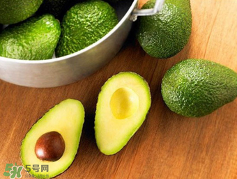 如何判断牛油果有没有熟,如何判断牛油果是否成熟