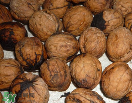 核桃皮发黑是怎么回事,桃为什么发黑