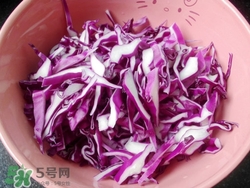 紫包菜怎么炒才好吃,紫色的包菜怎么做好吃?