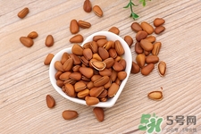 松子跟牛奶能一起吃吗,吃松子能喝牛奶吗