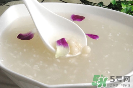 米酒和牛奶能一起吃吗?,米酒和牛奶可以一起煮了喝的好处