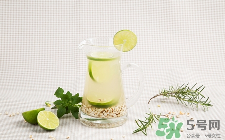 柠檬水是用热水泡还是用冷水泡,柠檬是用热水泡还是用冷水泡 柠檬水是用热水泡还是用冷水泡,柠檬是用热水泡还是用冷水泡