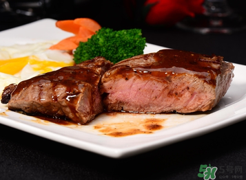 牛排怎么吃刀叉怎么拿,牛排怎么吃步骤不丢人