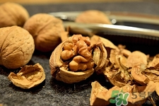 吃核桃牙齿变黑怎么办,吃核桃牙黑了怎么回事