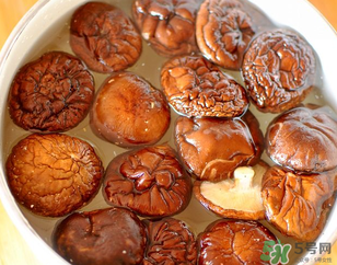 干香菇用多少度的水泡比较好,干香菇用多少度的水泡发