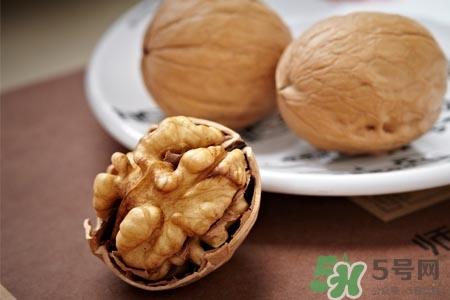 喝茶吃核桃会不会中毒,吃了核桃喝茶会出现什么问题