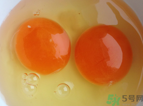 普通鸡蛋蛋黄什么颜色好,正常鸡蛋黄是什么颜色