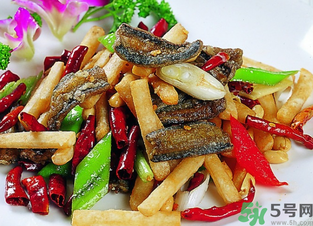 黄鳝的功效和作用及营养,黄鳝的功效和作用禁忌 黄鳝的功效和作用及营养,黄鳝的功效和作用禁忌