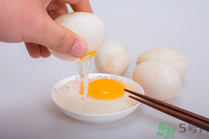 鸡蛋鸭蛋可以一起炒吗,鸡蛋跟鸭蛋能混在一起炒着吃吗 鸡蛋鸭蛋可以一起炒吗,鸡蛋跟鸭蛋能混在一起炒着吃吗