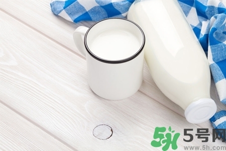 核桃花生牛奶和纯牛奶哪个营养高,喝核桃奶好还是纯牛奶