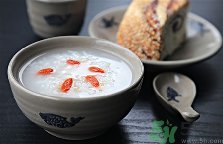 为什么要吃早餐英语作文,早餐可以吃什么?