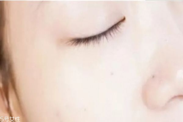 单眼皮眼妆怎么画(单眼皮眼妆怎么画好看又自然)