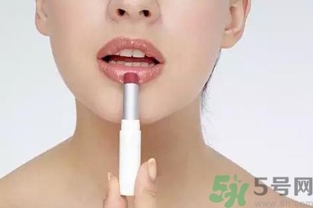 嘴巴周围干燥起皮发红很紧怎么办,嘴巴周围干燥起皮发红怎么办