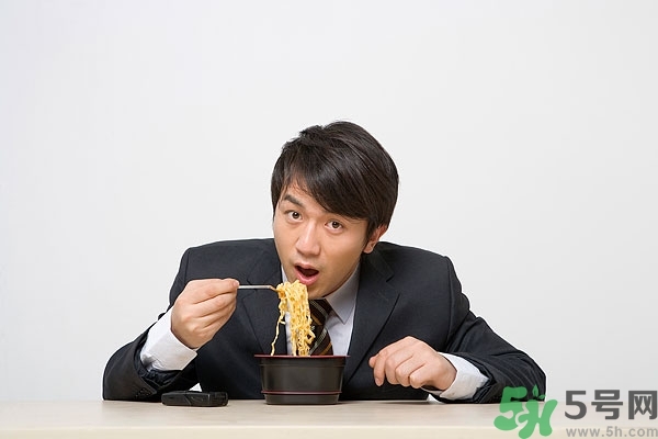 为什么要少吃泡面,泡面为什么不能多吃 为什么要少吃泡面,泡面为什么不能多吃