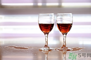 红酒有沉淀物还能喝吗,红酒为什么有沉淀物?红酒有沉淀物还能喝吗