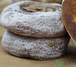 如何鉴别柿饼白霜真假,柿饼上的假白霜是什么