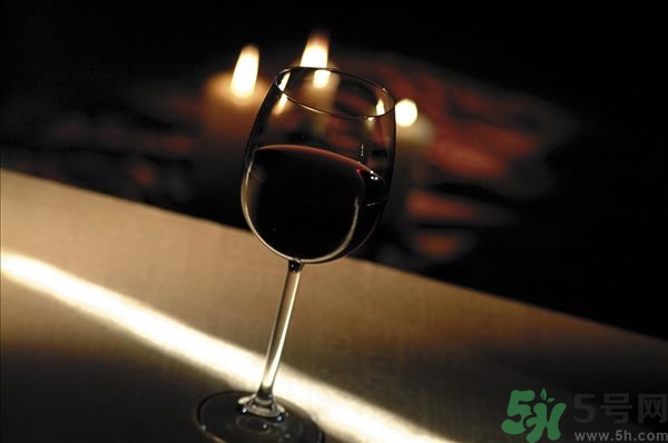 怎么判断葡萄酒发酵完毕,葡萄酒靠什么发酵的