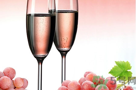 葡萄酒的营养价值及功效和作用,自酿葡萄酒的营养价值 葡萄酒的营养价值及功效和作用,自酿葡萄酒的营养价值