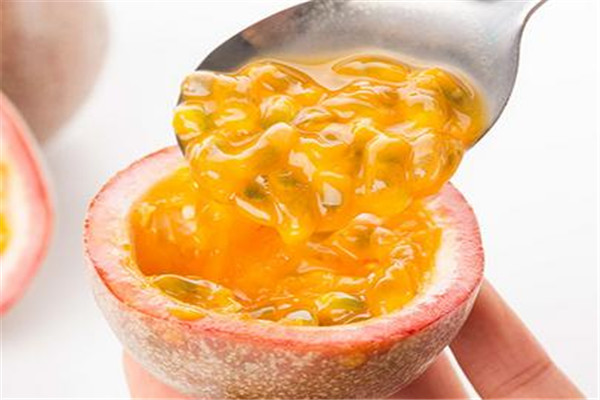 百香果可以用开水泡吗(百香果泡蜂蜜水喝有什么好处)