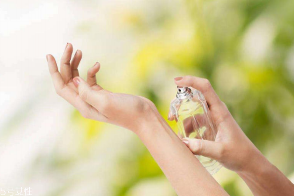 为什么香水喷在手腕内侧和耳后,香水喷手腕上