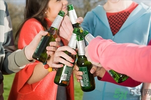 喝酒吃芒果会怎么样,吃芒果能喝酒吗,吃芒果喝酒了会怎么样