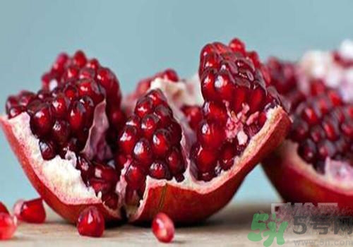 吃石榴手上发黑怎么洗掉,吃石榴手发黑怎么办 吃石榴手上发黑怎么洗掉,吃石榴手发黑怎么办