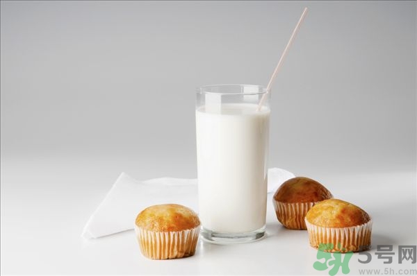 饭前半小时喝牛奶好吗,睡前几分钟喝牛奶最好
