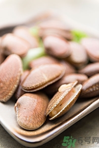 吃花甲可以喝牛奶吗,吃花甲可以喝牛奶吗?蛤蜊和牛奶能一起吃吗?