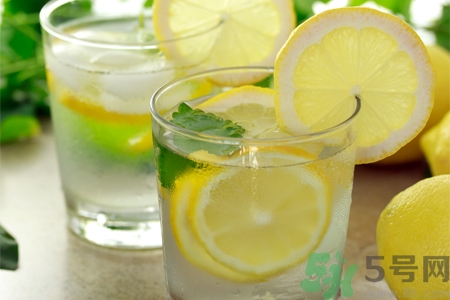 柠檬泡水喝有什么作用,长期喝柠檬水对身体有什么好处