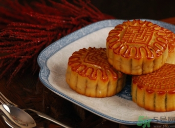 莲蓉月饼是什么做的,广式莲蓉月饼