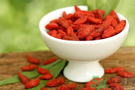 喝枸杞泡水有什么好处,枸杞子泡水喝的功效和作用