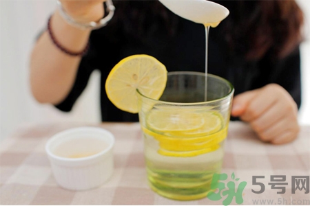 蜂蜜水什么时候喝好有什么功效,蜂蜜什么时间喝最好最有效 蜂蜜水什么时候喝好有什么功效,蜂蜜什么时间喝最好最有效