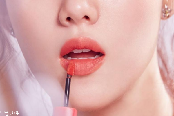 擦口红前要擦润唇膏吗,涂口红前用什么润唇膏好