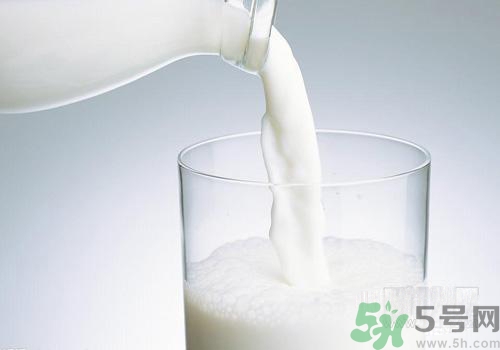 牛奶加热后结块是什么原因,纯牛奶加热结块是怎么回事